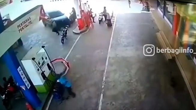 Tangkapan layar video viral mobil Avanza terguling di SPBU setelah sebelumnya menabrak dua motor yang tengah isi BBM, Sabtu (19/2/2022). [Instagram@berbagiinfo_news9]