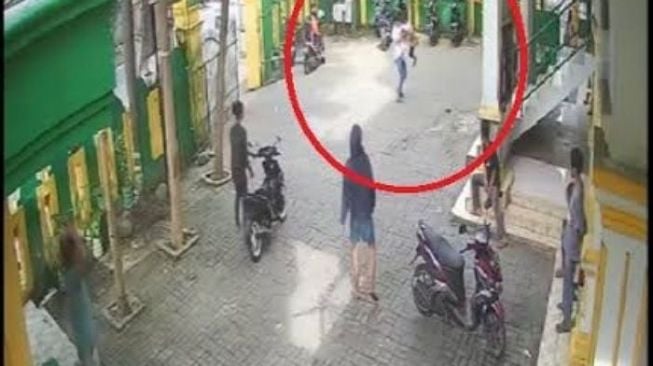 Warganet Meradang Soroti Video Viral Segerombolan ABG Bully Bocah di Masjid