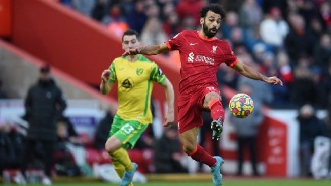 Pemain Liverpool Mohamed Salah mengontrol bola dalam pertandingan Liga Inggris kontra Norwich City di Anfield, Sabtu (19/2/2022). [AFP]