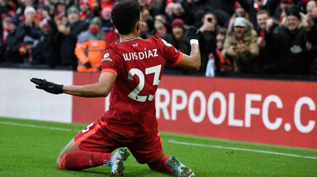 Gelandang Liverpool Luis Diaz melakukan selebrasi usai mencetak gol ketiga untuk timnya saat pertandingan sepak bola Liga Premier Inggris antara Liverpool dan Norwich City di Stadion Anfield, Liverpool, Inggris, Sabtu (19/2/2022). [Oli SCARFF / AFP]