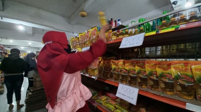 Minyak Goreng Kemasan Murah Mulai Dijual, Satu Pembeli Maksimal Beli 4 Liter