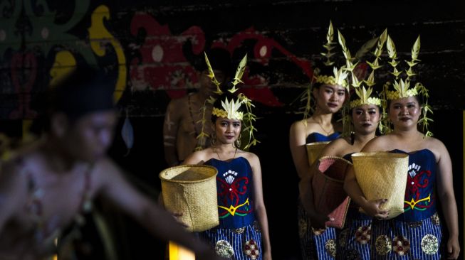 Sejumlah penari bersiap menampilkan tari sanggar Bajalin Jaya saat Festival Budaya Dayak Maanyan Warukin di Desa Warukin, Kabupaten Tabalong, Kalimantan Selatan, Sabtu (19/2/2022). [ANTARA FOTO/Bayu Pratama S/aww]