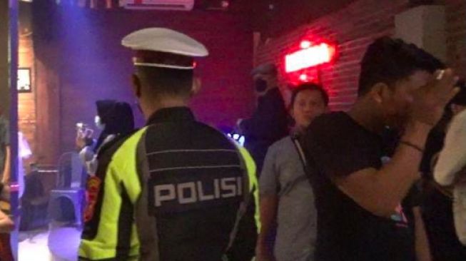 Razia Polisi: Kafe dan Bar di Palembang Masih Didapati Buka Sampai 02.00 Wib Dini Hari