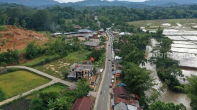 Pelaksanan Tugas Gubernur Sulsel Andi Sudirman Sulaiman meresmikan pemanfaatan jalan pada tiga paket pembangunan jalan provinsi. Ruas Rantepao-Sa'dan-Batusitanduk, ruas Rantepao - Alang-alang - Batas Tana Toraja, ruas Tedong Bonga - Batas Luwu, Minggu 20 Februari 2022 [SuaraSulsel.id/Istimewa]