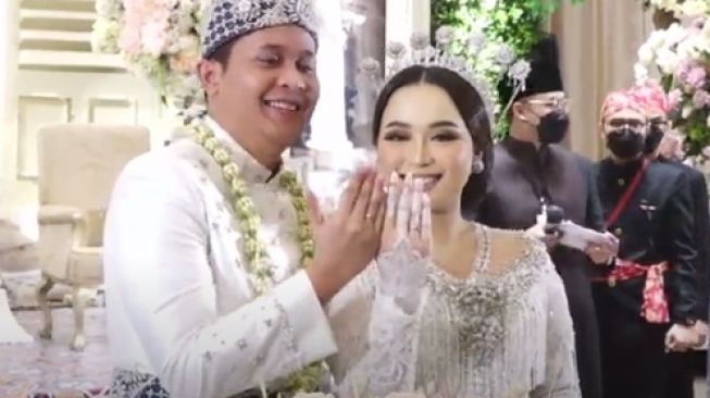 Pernikahan adik Ayu Ting Ting, Assyifa Nuraini dengan Nanda Fachrizal [YouTube/Assyifa Nuraini]