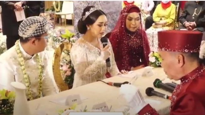 Pernikahan adik Ayu Ting Ting, Assyifa Nuraini dengan Nanda Fachrizal [YouTube/Assyifa Nuraini]