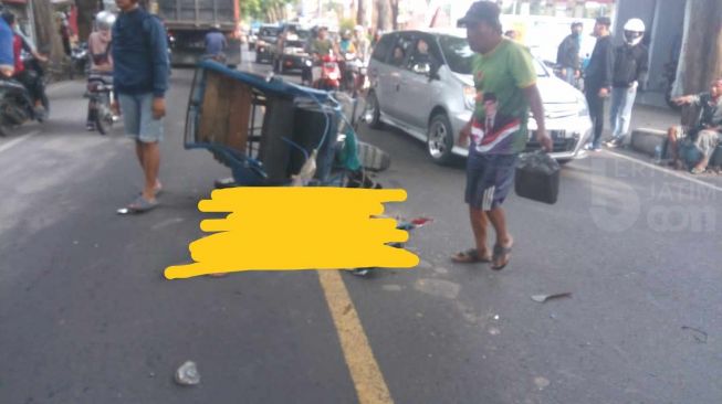 Becak Motor Tiba-tiba Oleng ke Tengah Jalan, Ditabrak Pikap Penumpangnya Tewas di Mojokerto