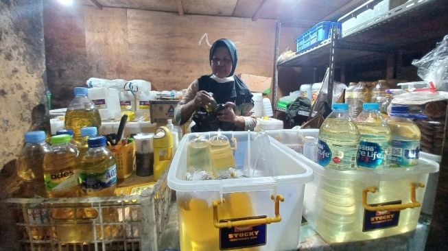 Pedagang di Bandung Terpaksa Lakukan Ini untuk Akali Kelangkaan Minyak Goreng