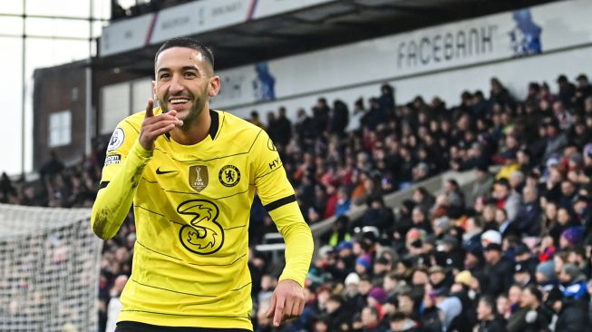 Gelandang Chelsea Hakim Ziyech melakukan selebrasi setelah mencetak gol saat pertandingan sepak bola Liga Premier Inggris antara Crystal Palace dan Chelsea di Stadion Selhurst Park, London, Inggris, Sabtu (19/2/2022). [Glyn KIRK / AFP]