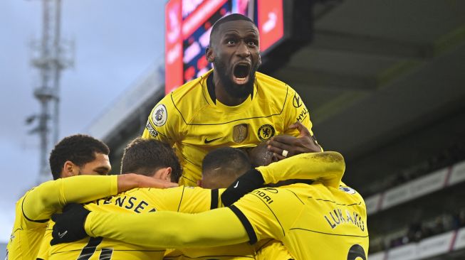 Bek Chelsea Antonio Rudiger (tengah) melakukan selebrasi dengan rekan satu timnya menyusul gol gelandang Chelsea Hakim Ziyech ke gawang Crystal Palace saat pertandingan sepak bola Liga Premier Inggris antara Crystal Palace dan Chelsea di Stadion Selhurst Park, London, Inggris, Sabtu (19/2/2022). [Glyn KIRK / AFP]