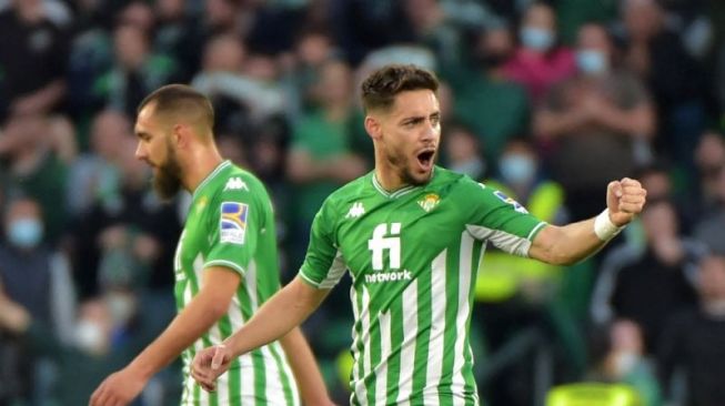 Bek Real Betis Alex Moreno (kanan) merayakan keberhasilannya mencetak gol yang membuat Real Betis mengalahkan  RCD Mallorca di Stadion Benito Villamarin di Seville pada 20 Februari 2022. (AFP/CRISTINA QUICLER)