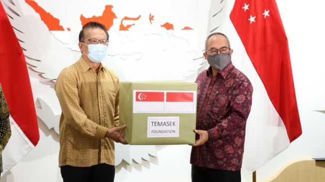 Singapura Serahkan Bantuan 697 Unit Ventilator dan 1 Juta Masker KN95 ke TNI-Polri