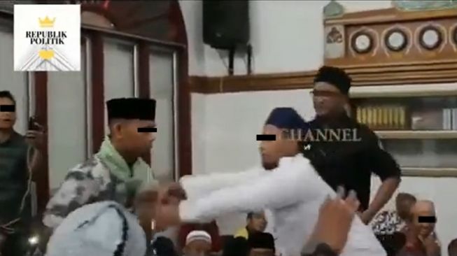 Geger jemaah dipersekusi pendukung ustaz usai sampaikan protes atas isi ceramah. (Twitter/@MurtadhaOne1)