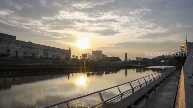 Panorama pemandangan taman Tarum Bhagasasi di Kalimalang, Bekasi, Jawa Barat, Senin (21/2/2022). [Suara.com/Alfian Winanto]