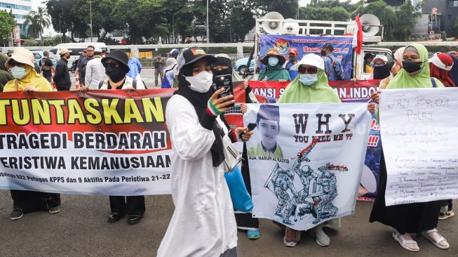 Massa yang tergabung dalam Persatuan Emak-Emak Indonesia (Permindo) menggelar unjuk rasa di depan Gedung DPR, Jakarta Pusat, Senin (21/2/2022). [Suara.com/Alfian Winanto]