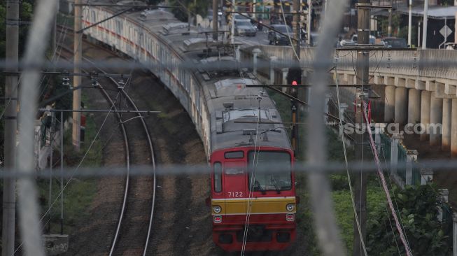 Rangkaian KRL Commuter Line melintas di kawasan Lenteng Agung, Jakarta, Senin (21/2/2022). [Suara.com/Angga Budhiyanto]