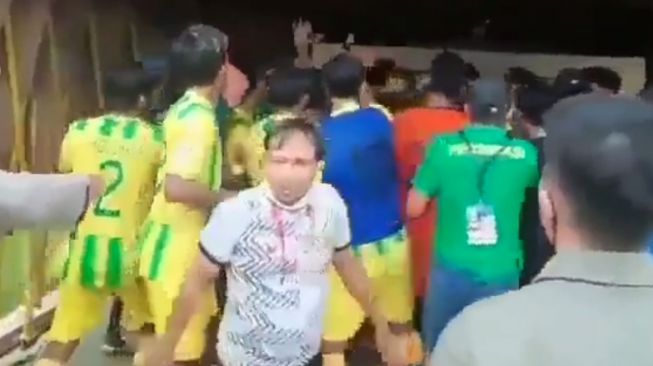 Beredar Video Pemain Persikasi Diduga Kena Pukul Aparat Kepolisian Usai Laga Lawan Karo United