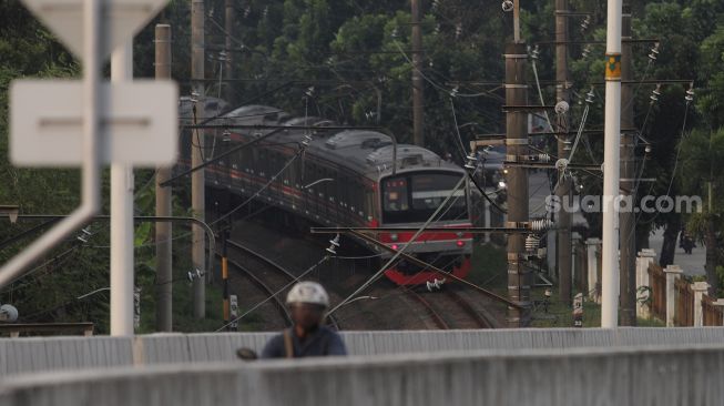 Rangkaian KRL Commuter Line melintas di kawasan Lenteng Agung, Jakarta, Senin (21/2/2022). [Suara.com/Angga Budhiyanto]