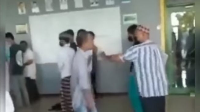 Viral Pria di Masjid Beda Arah Kiblat Saat Salat Berjemaah, Teguran Berujung Ribut