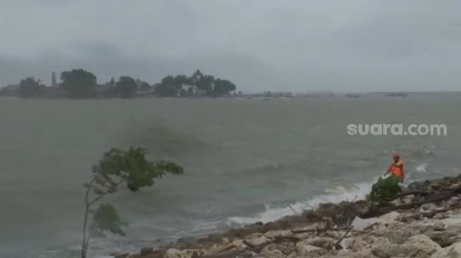 Angin Kencang dan Ombak Hampir 2 Meter, Kapal Penyeberangan Rakyat di Natuna Terhenti