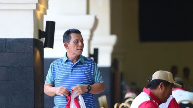 Gubernur Ansar Ahmad Bagikan 2.000 Bendera Merah Putih di Karimun
