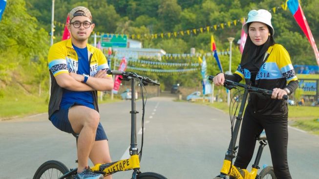 Gilang Widya Pramana alias Juragan 99 dan Shandy Purnamasari. [Instagram]