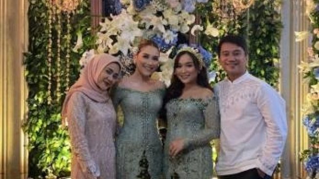 Gaya Ayu Ting Ting di Acara Siraman dan Pengajian Adik. (Instagram/@sistawedding)