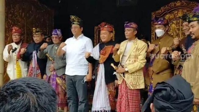 Jenderal TNI Dudung Abdurachman Dapat Gelar Prawireng Jayeng Bhuwane dari Majelis Adat Sasak