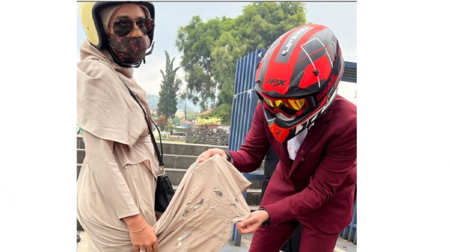 Hengky Kurniawan dan Sonya Fatmala naik motor Honda CRF150L, bajunya robek seusai naik motor (Instagram)