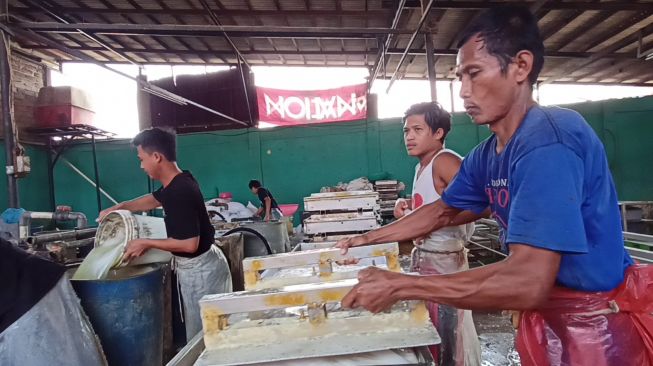 Harga Kedelai Nasional Melonjak, Produsen di Batam Akan Naikkan Harga Tahu dan Tempe