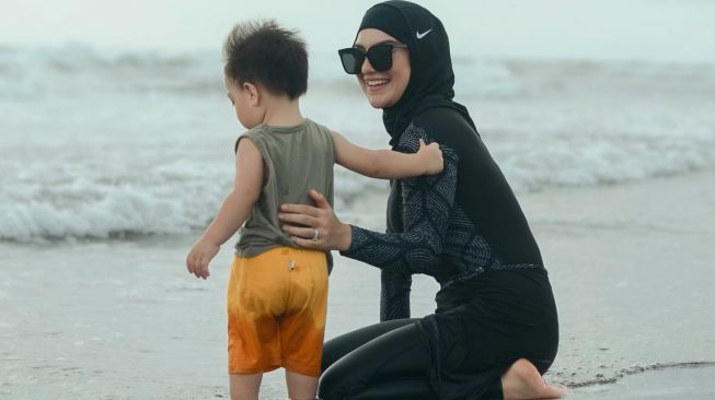 Irish Bella asyik bermain di pantai bersama Air Rumi. [Instagram]