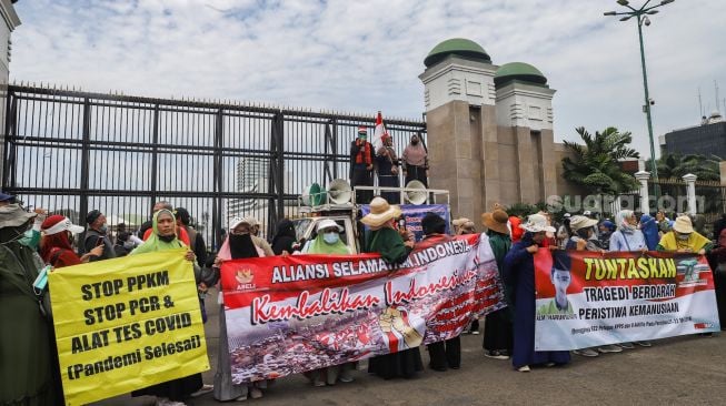 Massa yang tergabung dalam Persatuan Emak-Emak Indonesia (Permindo) menggelar unjuk rasa di depan Gedung DPR, Jakarta Pusat, Senin (21/2/2022). [Suara.com/Alfian Winanto]