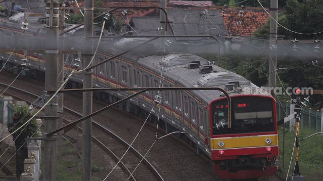 Rangkaian KRL Commuter Line melintas di kawasan Lenteng Agung, Jakarta, Senin (21/2/2022). [Suara.com/Angga Budhiyanto]