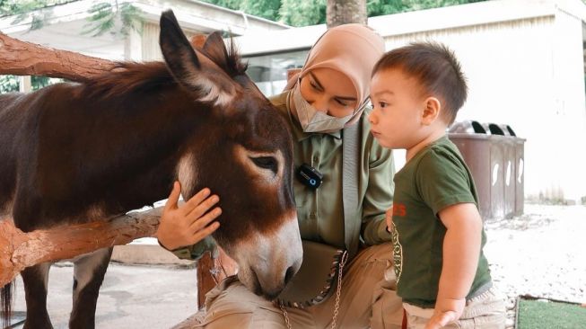 Bakal Punya Anak Kedua, Intip 6 Potret Gaya Irish Bella Momong Anak Pertama