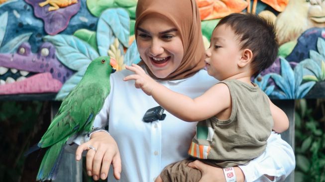 Pakai OOTD Kasual, Begini Gaya Kece Irish Bella saat Hamil Anak Kedua