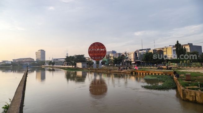 Panorama pemandangan taman Tarum Bhagasasi di Kalimalang, Bekasi, Jawa Barat, Senin (21/2/2022). [Suara.com/Alfian Winanto]