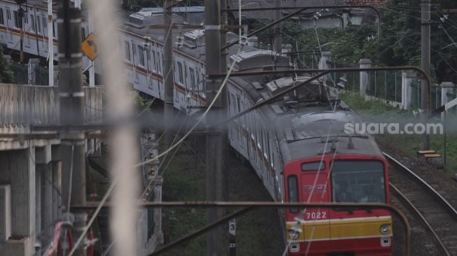 Rangkaian KRL Commuter Line melintas di kawasan Lenteng Agung, Jakarta, Senin (21/2/2022). [Suara.com/Angga Budhiyanto]