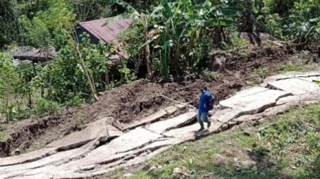 Tanah Bergerak dan Longsor di Lembang Rano Tengah Tana Toraja Rusak Rumah Warga