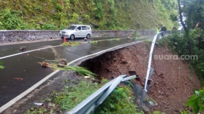 Longsor di Poros Malino Ancam Pengguna Jalan, Andi Sudirman: Dinas PUTR Sulsel Segera Tangani