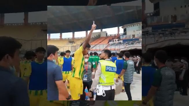 Viral Pemain Persikasi Tuding Polisi Injak dan Pukul Pemain, Suasana Ruang Ganti Ricuh