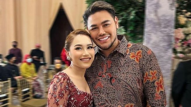 Potret Ayu Ting Ting dan Ivan Gunawan di pernikahan saudara perempuan.  (Instagram/ayutingting92)