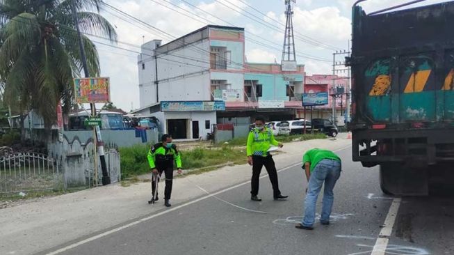 Kecelakaan di Jalan Lintas Duri, Pemotor dan Anaknya Masuk Kolong Truk