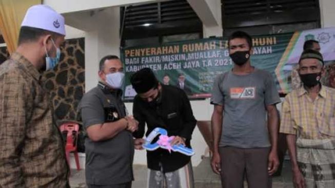 Bupati Aceh Jaya Serahkan Kunci Rumah Kepada 43 Penerima Manfaat