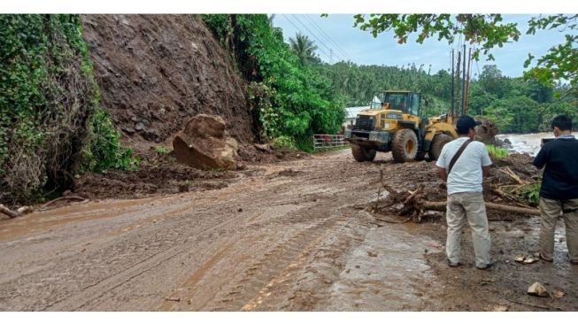 Jalan Trans Sulawesi di Desa Koha Sudah Bisa Dilalui Kendaraan