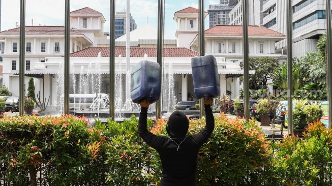 Warga Muara Angke melakukan aksi di depan Gedung Balai Kota DKI Jakarta, Jakarta Pusat, Selasa (22/2/2022). [Suara.com/Alfian Winanto]