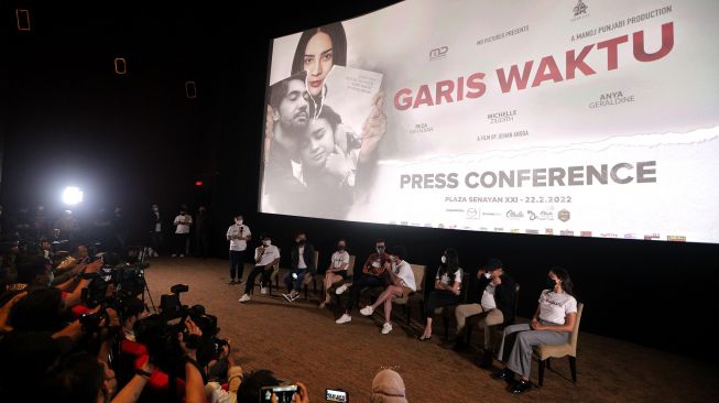 Para pemain, penulis, dan sutradara film Garis Waktu memberikan keterangan pers saat "Press Screening" film terbaru mereka di Plaza Senayan, Jakarta, Selasa (22/2/2022). [Suara.com/Angga Budhiyanto]