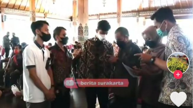 Izinkan 2 Orang Tuna Netra Raba Tubuhnya, Sikap Gibran Ini Bikin Warganet Terharu: Meleleh Air Mata Si Bapak