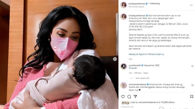 Krisdayanti gendong bayi Aurel (instagram.com)