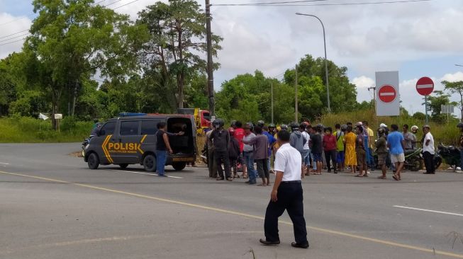 Truk Pengangkut Tanah Ngebut Tambrak Motor di Lampu Merah Nongsa, 1 Orang Tewas