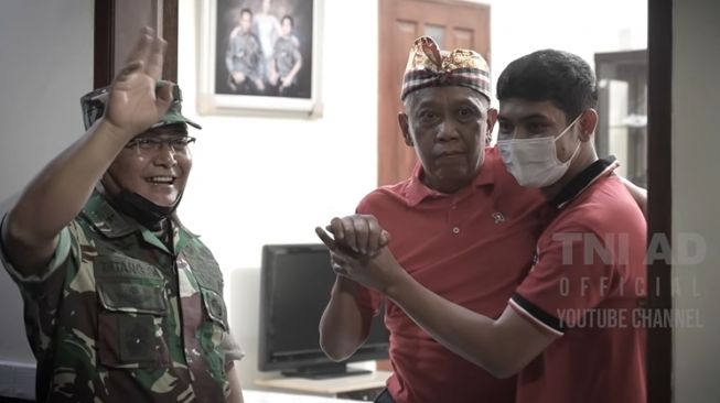 Momen Tukul Arwana dijenguk Jenderal TNI (YouTube/TNI AD)